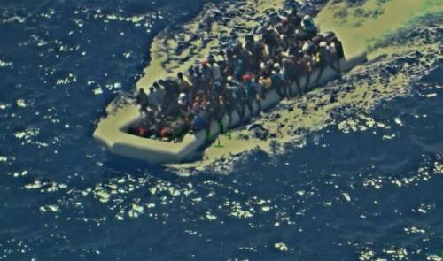 Guardia Costiera libica intercetta un gommone con 60 persone