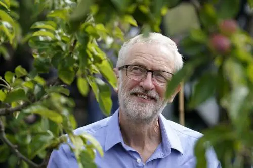 Labour, colpo a Corbyn: sfiducia a mezzo stampa
