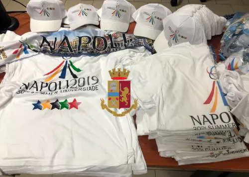 Vendevano magliette false delle Universiadi: denunciati