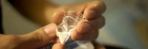 Sorpreso con la droga in strada: si nasconde tra le auto