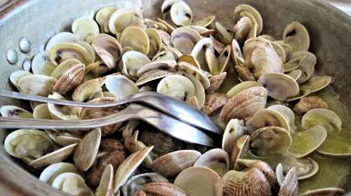 Raccoglie le vongole in spiaggia e le mangia: paralizzata