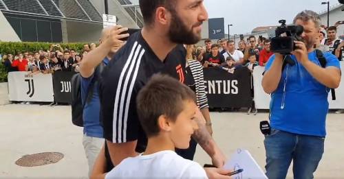 Juventus, accoglienza da re per Higuain: "Resta con noi"