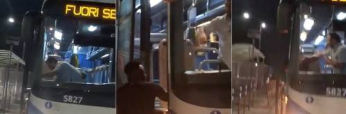 Autista bus prende a pugni un passeggero: "Devi scendere, via"