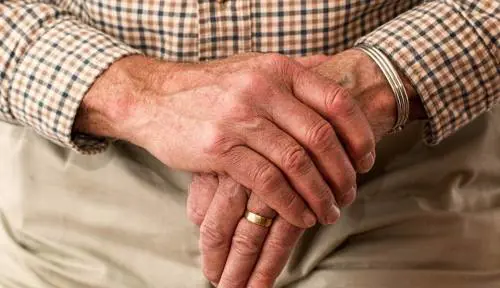 Albenga, 73enne pestato da 4 stranieri nel sottopassaggio ferroviario