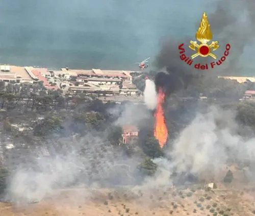 Le fiamme attorno ai lidi di Catania 