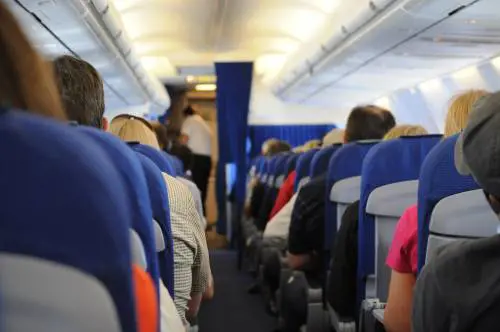 Dottoressa cacciata dall'aereo per abito troppo corto