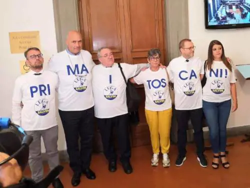 Consiglieri leghisti scrivono 'prima i toscani' su t-shirt ma sbagliano