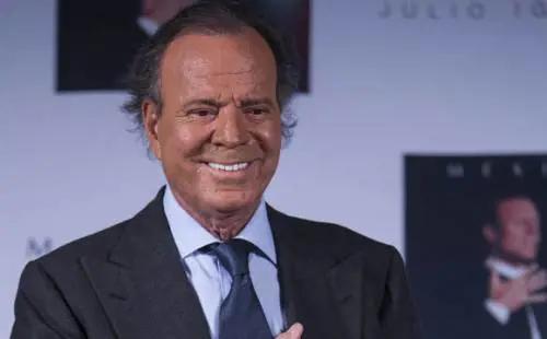 Julio Iglesias padre a 75 anni. Un 43enne di Valencia è suo figlio biologico  