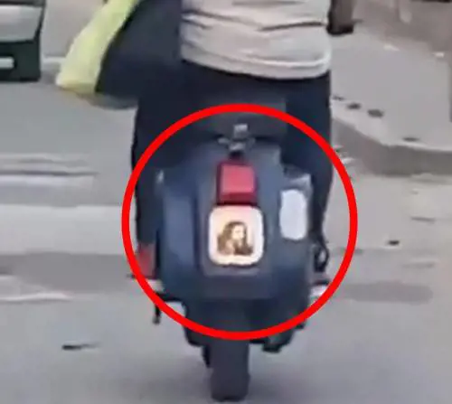 Una Vespa circola con l’adesivo di Gesù Cristo al posto della targa