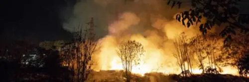 Provoca un incendio mentre brucia i rifiuti
