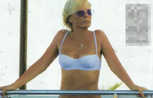 Maria De Filippi va in vacanza con lo staff ed è perfetta in bikini