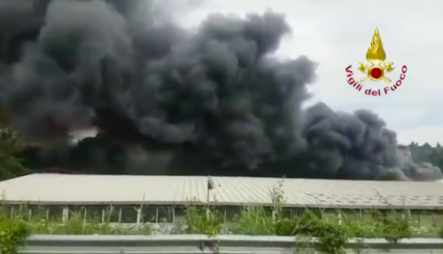 Magliana-Eur, deposito di pneumatici in fiamme: quartiere in tilt
