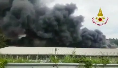Magliana-Eur, deposito di pneumatici in fiamme: quartiere in tilt