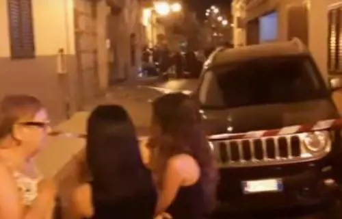 Suv travolge 2 cuginetti, uno muore e l'altro perde le gambe