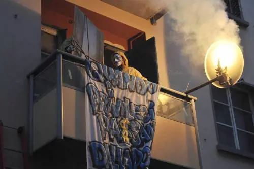 Il festival dell'abusivismo dei centri social fra bar, lotterie e fuochi