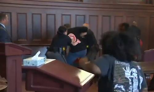 Maxi rissa in tribunale: i figli della vittima cercano di falciare killer di loro madre