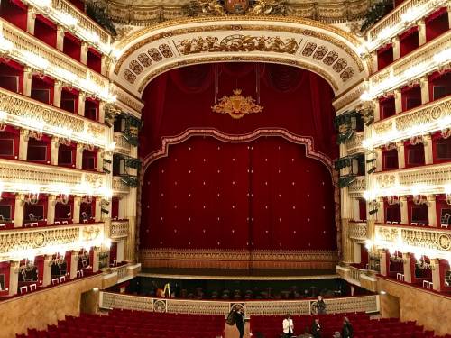 Il Teatro San Carlo cerca un giornalista, ma "senza difetti o imperfezioni"