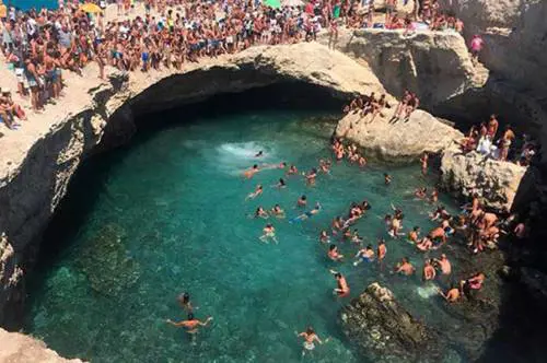 Salento, accesso limitato alla grotta della poesia