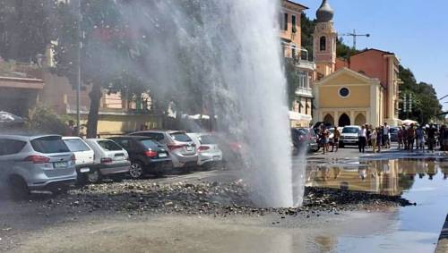 Tubatura esplosa forma geyser di oltre 15 metri nell'Imperiese