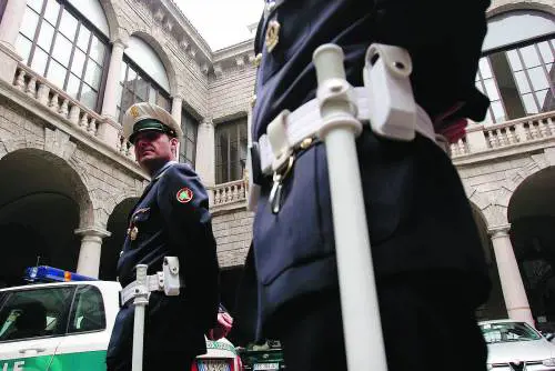 Taglia le gomme ai vigili che fanno le multe: denunciato
