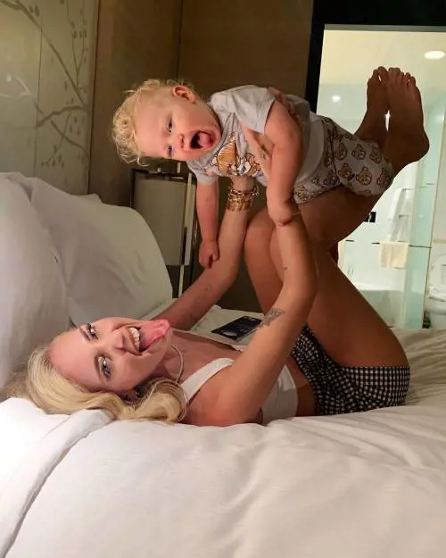 Chiara Ferragni fa la linguaccia e i fan la attaccano