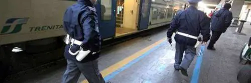 Nigeriano molesta turisti sul treno, poi pesta poliziotti: arrestato