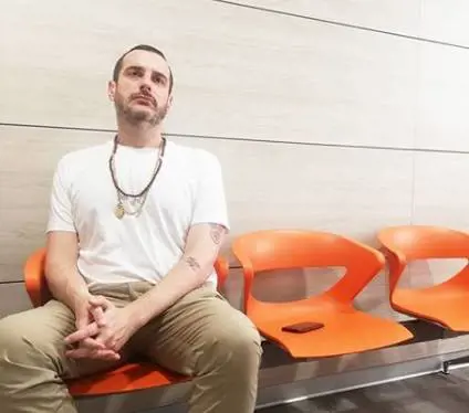 Costantino Della Gherardesca cade durante le riprese di un programma e si frattura una costola