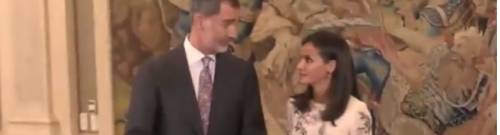 Rimprovero per Letizia Ortiz da parte del Re Felipe di Spagna. Gelo di fronte ai fotografi 