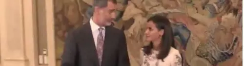 Rimprovero per Letizia Ortiz da parte del Re Felipe di Spagna. Gelo di fronte ai fotografi 
