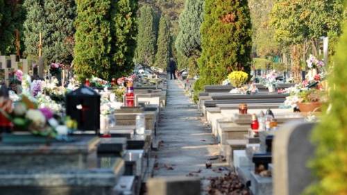 Salerno, anziana 80enne cade in una tomba e si ferisce