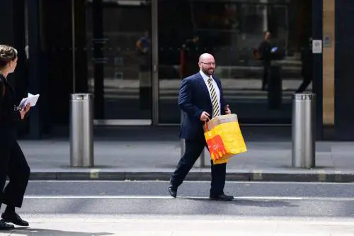 Mentre i licenziati escono, entrano i sarti per i dirigenti: polemiche a Deutsche Bank