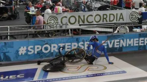 Baby ciclista infilzato da un listello di legno: 200 punti di sutura