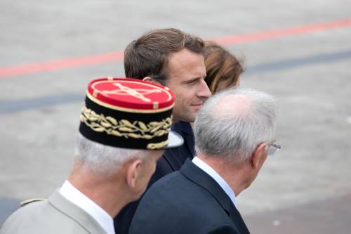 Figuraccia di Macron a Parigi Fischiato alla parata militare