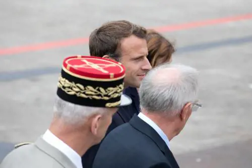 Francia, cittadinanza negata a una straniera perché "lavora troppo"