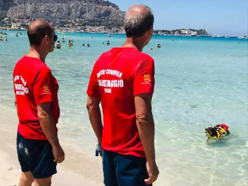 Stavano per affogare a Mondello, cani bagnino salvano due ragazzine