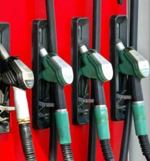 Crolla il petrolio, no la benzina: ecco cosa c'è (davvero) dietro