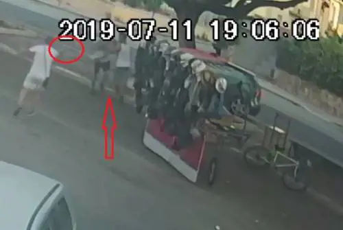 Sparano in pieno giorno contro un venditore ambulante. Arrestati due giovani trapanesi