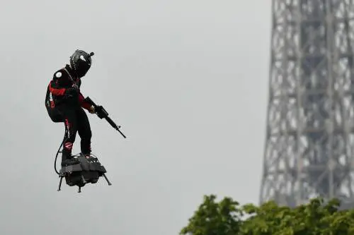 Lo show dell'uomo volante durante la parata del 14 luglio 