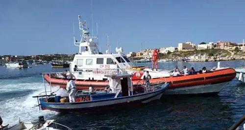 Trainato a Lampedusa il barcone con 14 tunisini a bordo