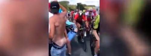Tour de France, il tifoso mostra il sedere e il ciclista lo sculaccia