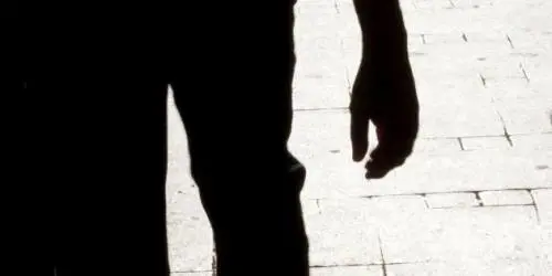 Roma, fissa famiglia di turisti e compie atti osceni: denunciato
