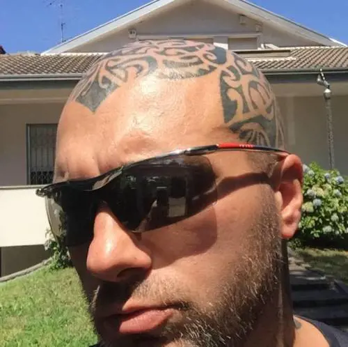 Sfratto per l'ex re dei "Compro oro": prima si barrica in casa e  poi scappa (dal garage)