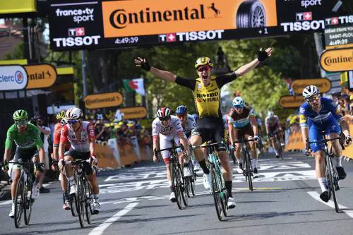 Al Tour vince il vento e perde Viviani al fotofinish