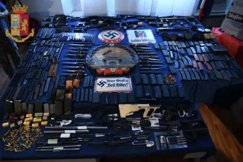 Torino: quelli sequestrati dalla Digos sono ammazzasbirri