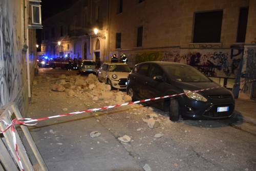 Paura a Lecce, crolla parte di un edificio in pieno centro storico