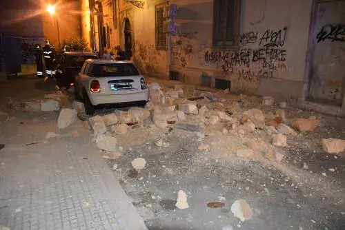 Paura a Lecce, crolla parte di un edificio in pieno centro storico