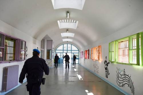 Modena, detenuto straniero ferisce sovrintendente con una lametta