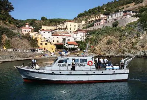Livorno, detenuti portati al mare. E i poliziotti fanno i "bagnini"