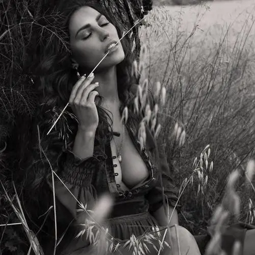 Sneijder non si dà pace per Yolanthe. Lei è bollente sui social