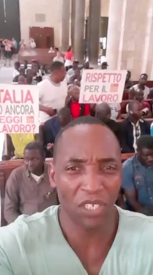 Bari, braccianti occupano la basilica: "Basta sfruttamento"